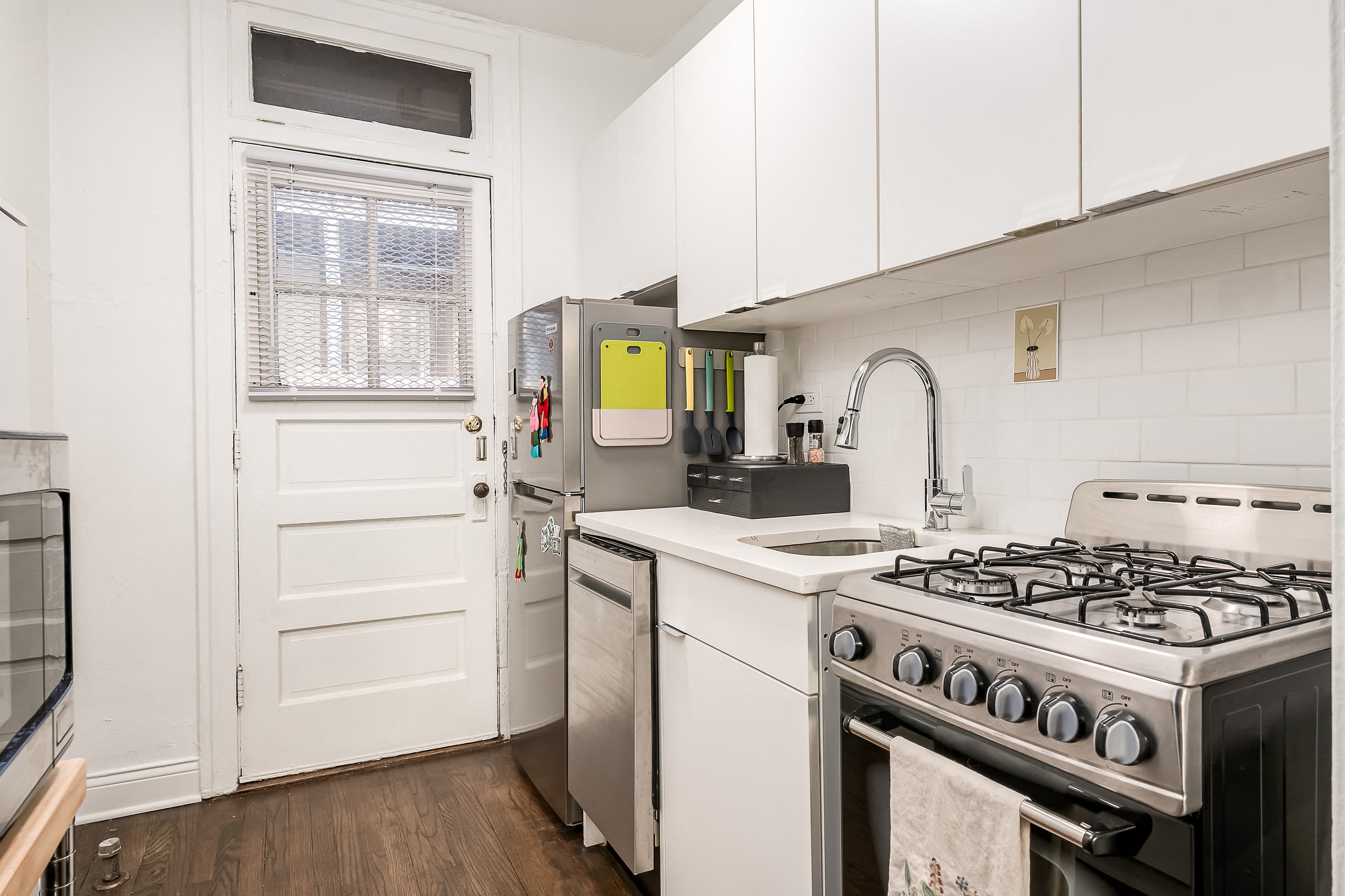 727-29 1/2 W. Briar Pl./715-27 W. California Terrace 727-29 1/2 W. Briar Pl., Chicago, IL 60657 Lake View East - Leasing by Cross Street