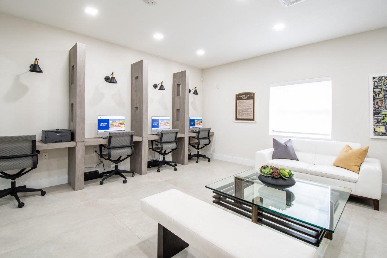 Zoom Gallery Legacy at Hialeah property Image #2