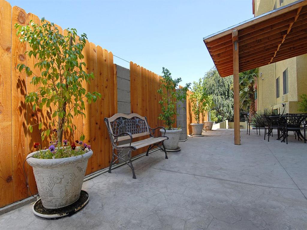 http://cdn.rentcafe.com/dmslivecafe/2/92310/CA_NorthHollywood_Regent_p0474488_4_04_1_PhotoGallery.jpg