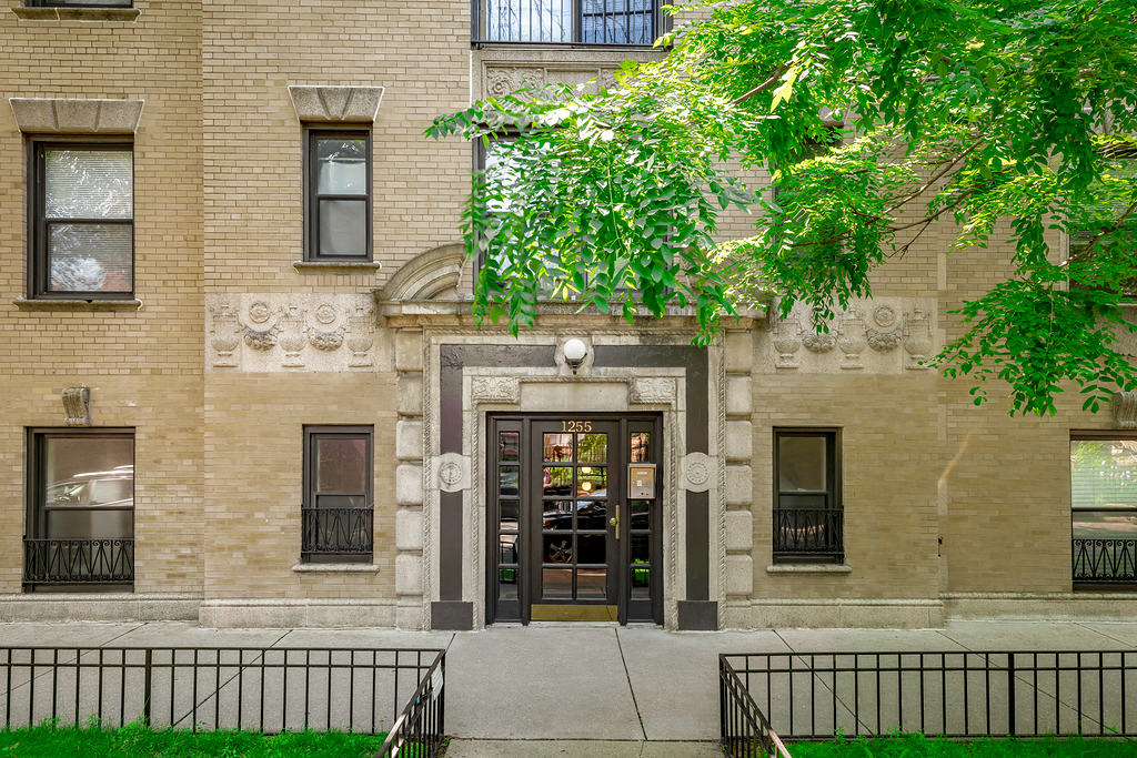 1255 W. Bryn Mawr Ave. 1255 W. Bryn Mawr Ave., Chicago, IL 60660 Andersonville - Leasing by Cross Street