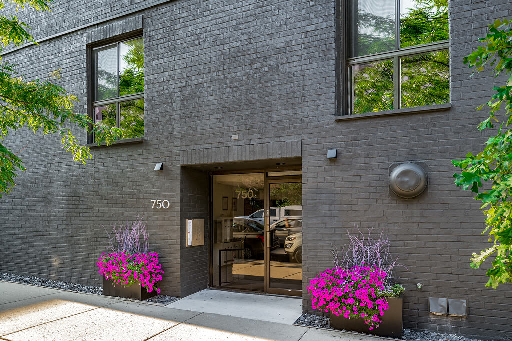 750 W. Briar Place 750 W. Briar Place, Chicago, IL 60657 Lake View East - Leasing by Cross Street