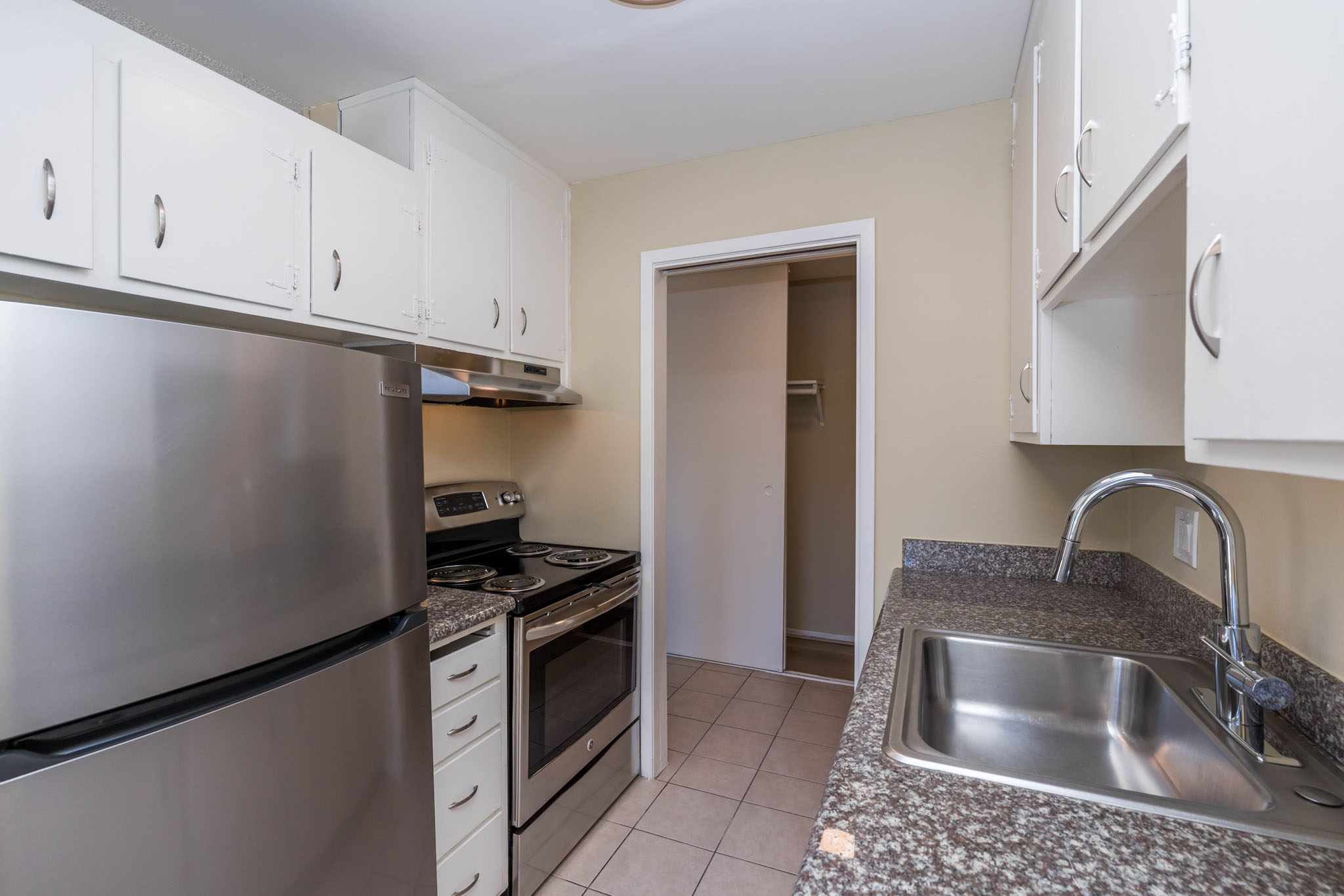 345 MacArthur #301 Gallery Image #3