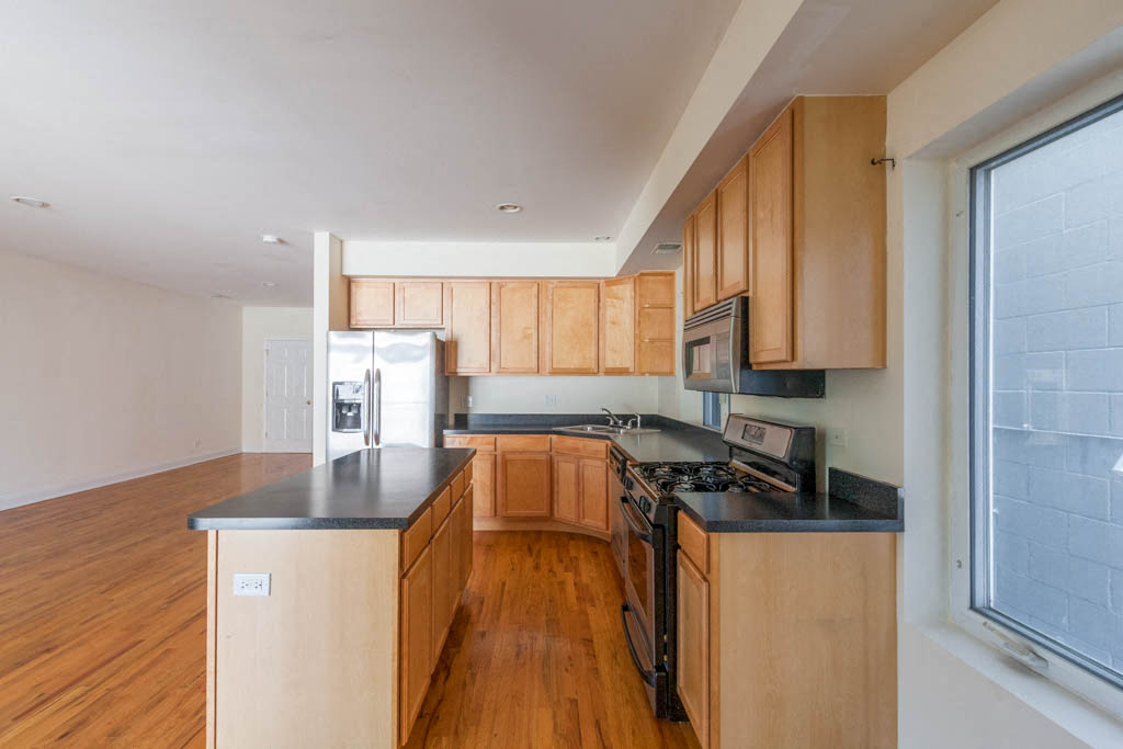 1802 W. Belmont Ave. 1802 W. Belmont Ave., Chicago, IL 60657 Roscoe Village - Leasing by Cross Street