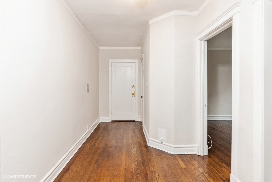 Updated Entryway at Ivy Promenade | Hyde Park Chicago Apartments near UChicago | 5447 S Woodlawn Ave