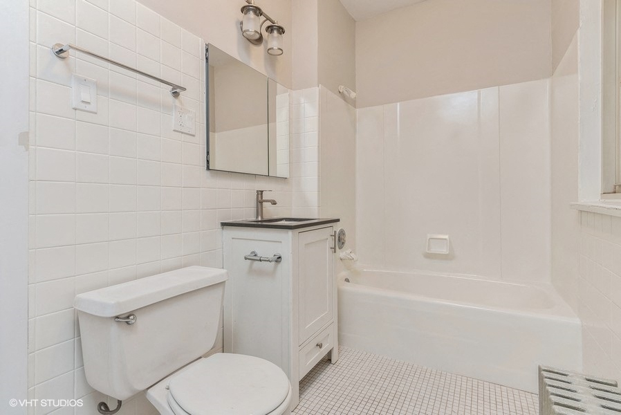 Full Updated Bathroom at Ivy Promenade | Hyde Park Chicago Apartments near UChicago | 5447 S Woodlawn Ave
