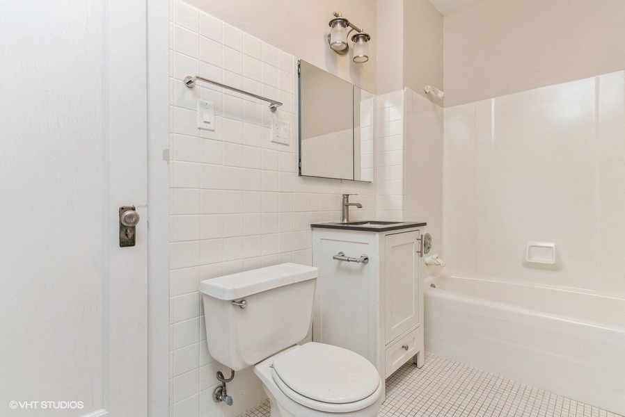 Renovated Bathroom at Ivy Promenade | Hyde Park Chicago Apartments near UChicago | 5447 S Woodlawn Ave