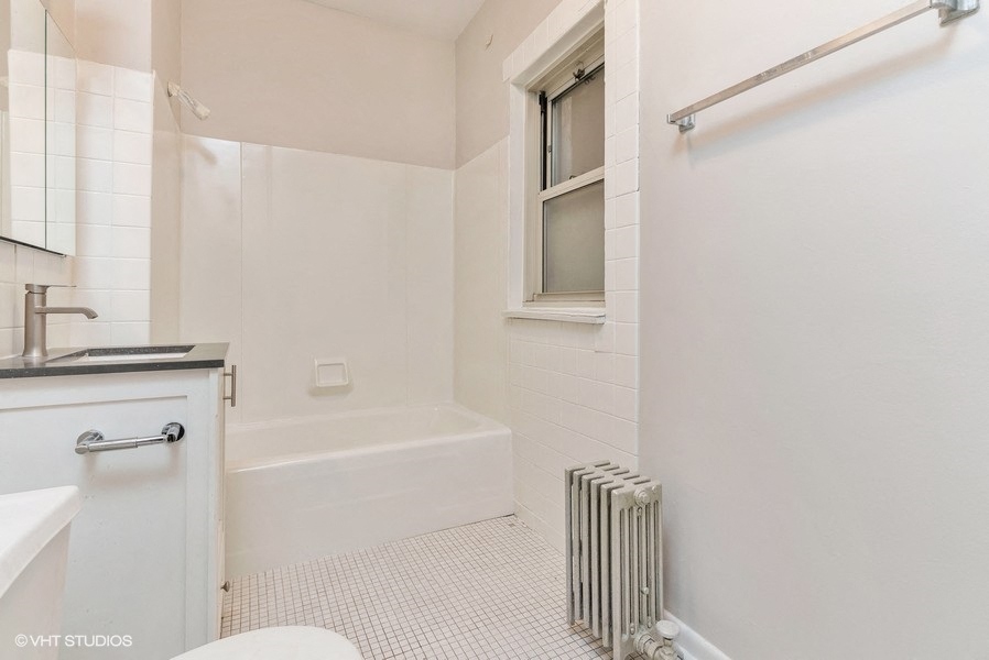 Spacious Renovated Bathroom at Ivy Promenade | Hyde Park Chicago Apartments near UChicago | 5447 S Woodlawn Ave