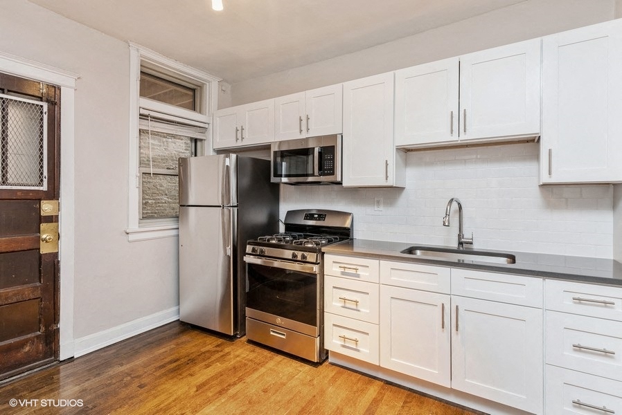 Renovated Kitchen at Ivy Promenade | Hyde Park Chicago Apartments near UChicago | 5447 S Woodlawn Ave