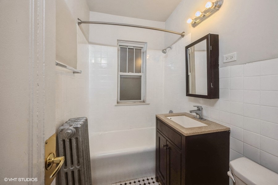 studio apartment upgraded bathroom at ivy at sylvan hyde park apartments near uchicago
