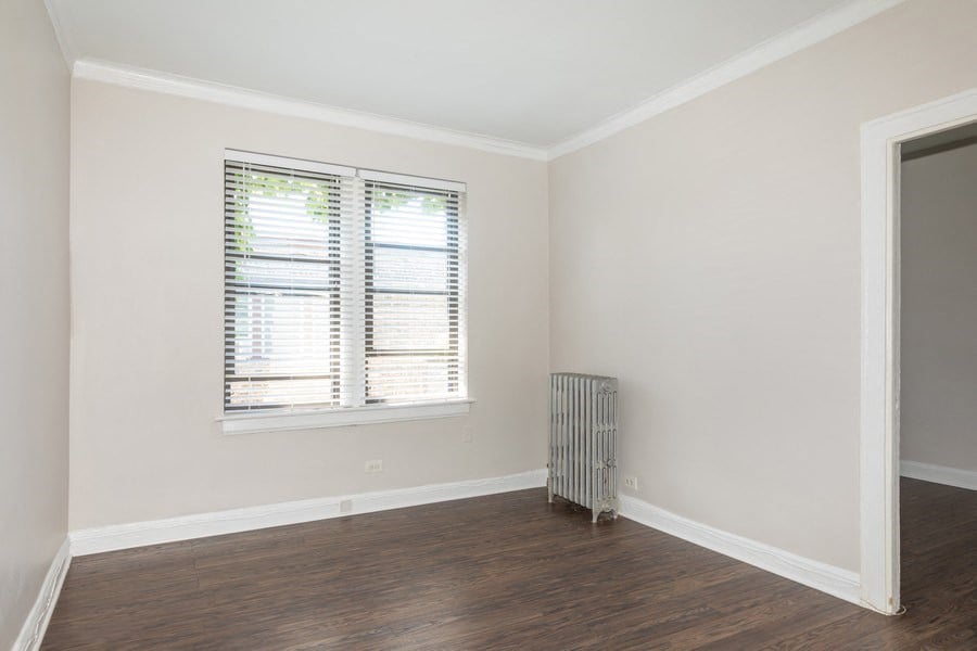 one bedroom apartment in hyde park chicago with hardwood flooring