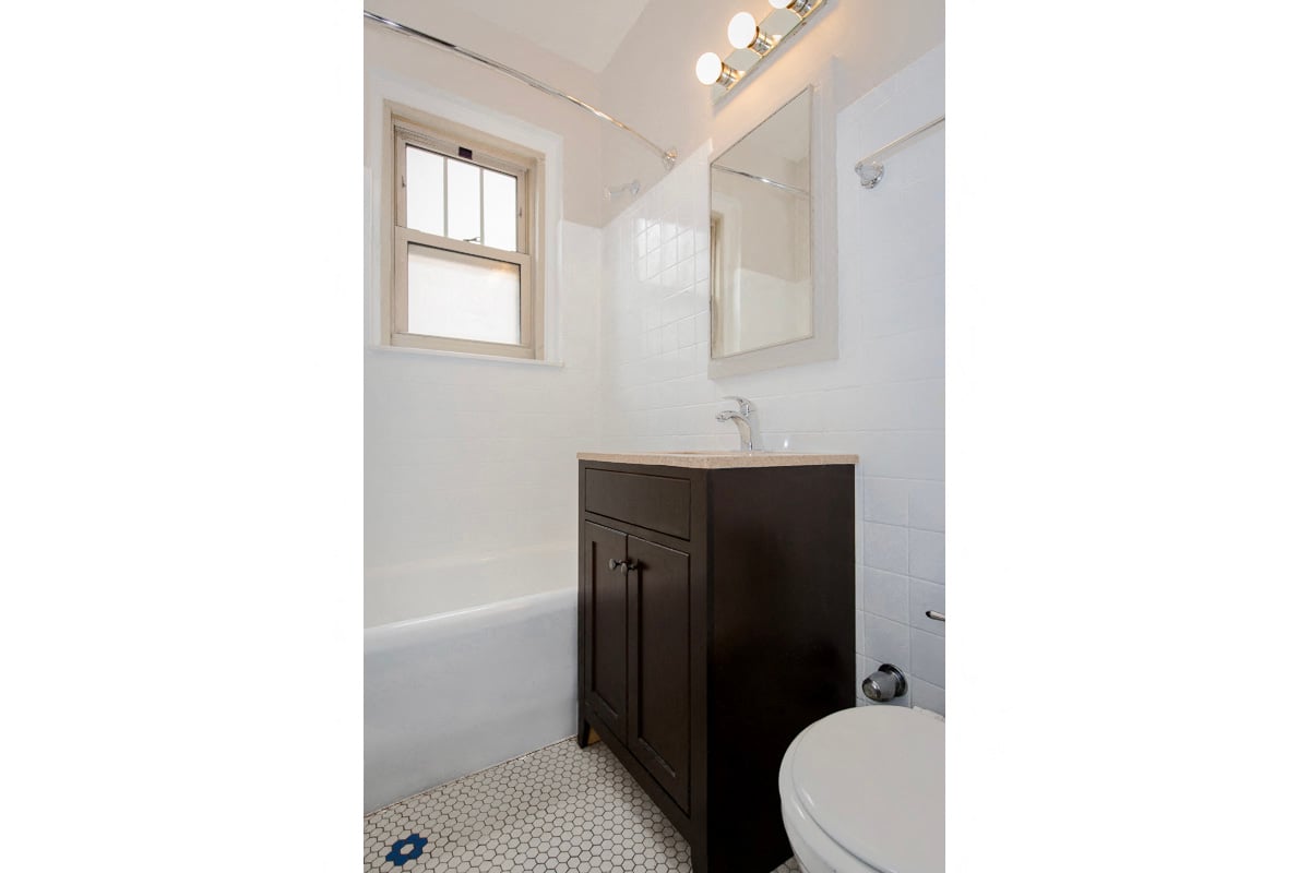 5514 s blackstone updated bathroom hyde park chicago