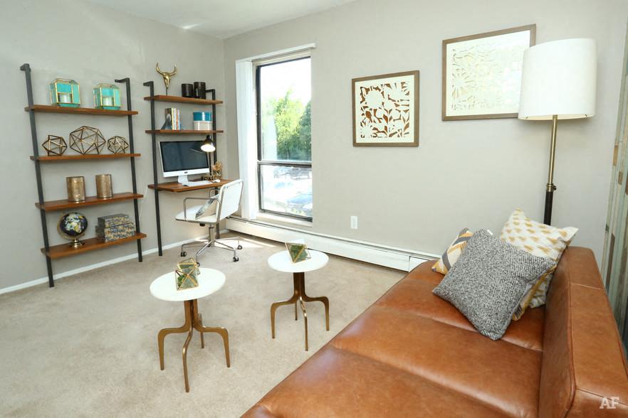 http://cdn.rentcafe.com/dmslivecafe/3/788875/MI_WaterfordTownship_WaterfordSquare_p0793589_32_32_1_PhotoGallery.jpg