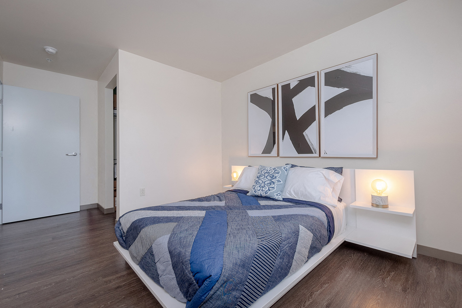 http://cdn.rentcafe.com/dmslivecafe/3/984648/circle-north-bedroom-model.jpg